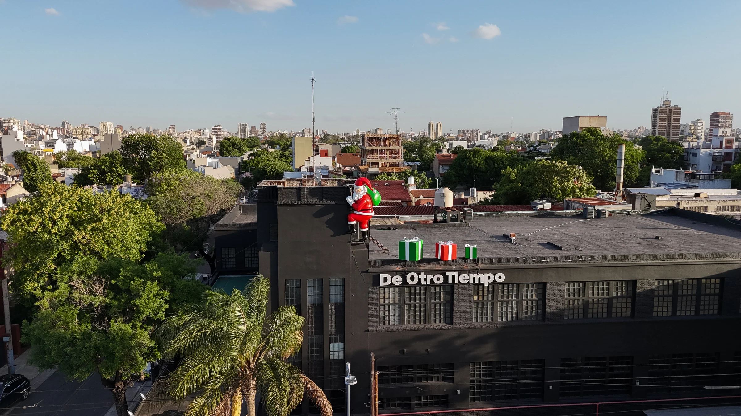 El edificio intervenido al caer la tarde