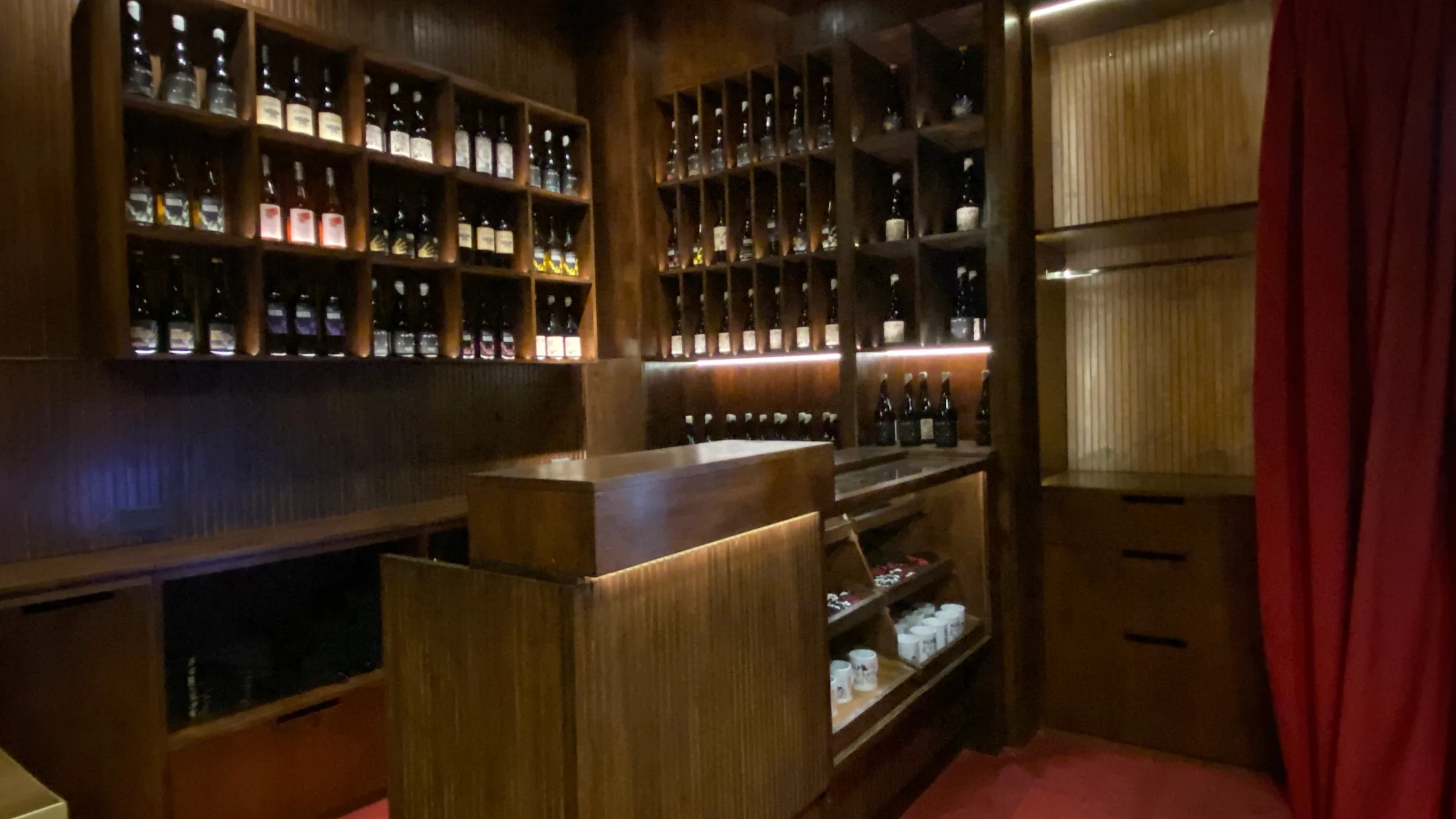 Estantería de madera con botellas iluminadas
